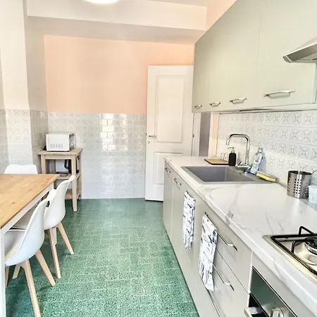 Mela's House- Metro A, Air Conditioning, Wi-fi. *